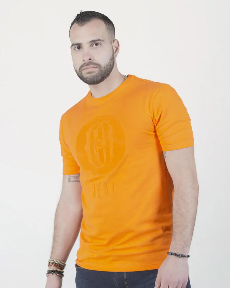 Tee shirt orange avec logo deaf en feutrine sur mannequin